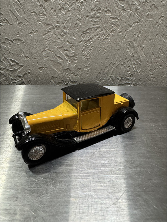 Vintage Style 1928 Bugatti Yellow and Black Classic Model Car